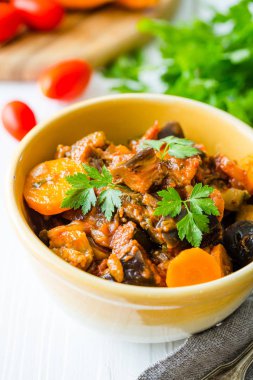 Soğan, patlıcan yahni havuç