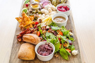 İtalyan antipasti şarap aperatifler seti