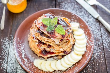 Berry kek nane ve muz dilimleri ile