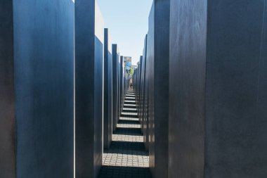 Berlin, Almanya - 24 Haziran 2016: Holocaost anıt, Berlin, Almanya (2711 beton bloklarını oluşur)