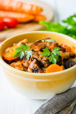 Soğan, patlıcan yahni havuç