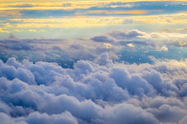 Şehirler ve bulutlar görünümünü kuşlar göz