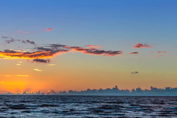 リップル海面上空の雲 — ストック写真