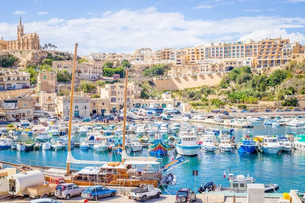 Vue imprenable sur le port de mer Mgarr — Photo