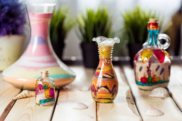 Botellas decorativas de vidrio con arena coloreada — Foto de Stock