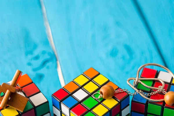 背景上的 Rubiks 立方体 — 图库照片