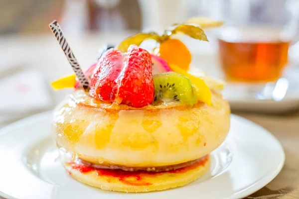 Десерт с фруктами на белой тарелке — стоковое фото