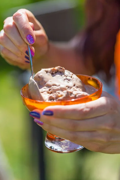 Mãos segurando tigela com sorvete — Fotografia de Stock