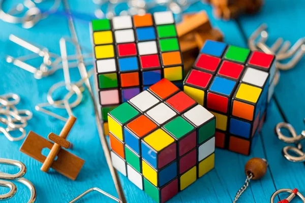 背景上的 Rubiks 立方体 — 图库照片
