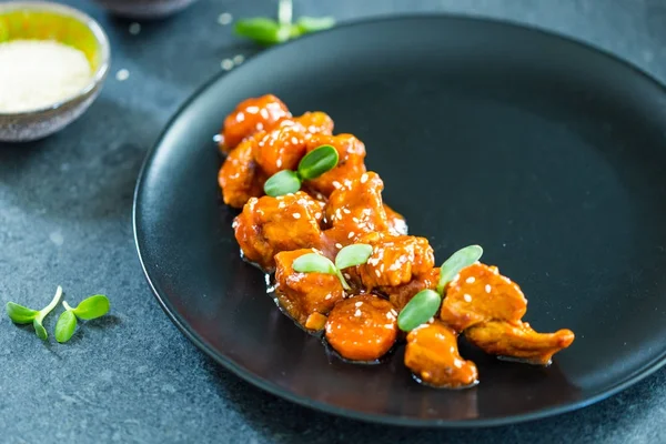 Китайская еда, жареная курица — стоковое фото