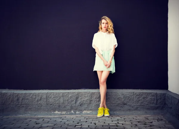 Chica Hipster de moda en la pared oscura — Foto de Stock