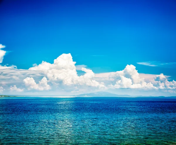 Krásné moře Azure s modrá obloha a mraky. — Stock fotografie