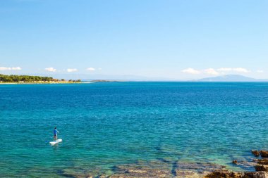 Sup adam. Panoramik fotoğraf kürek çekmeye kadar stand.