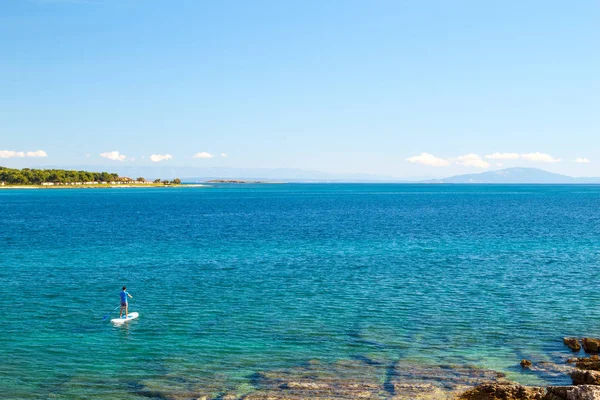 Sup adam. Panoramik fotoğraf kürek çekmeye kadar stand.