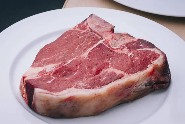 Duże surowe mięso — Zdjęcie stockowe