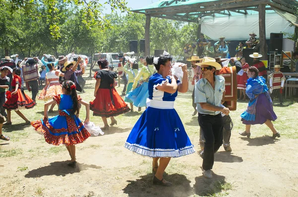 Geleneksel festival sırasında dansçılar — Stok fotoğraf