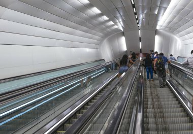 Santiago, Şili. Ekim 2019. Mekanik metro terazisinde insanlar emiyor.