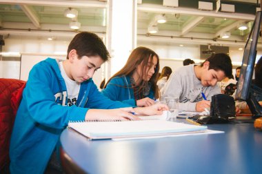 Santiago, Şili. 21 Temmuz 2017. Kimya laboratuvarında genç öğrenciler.