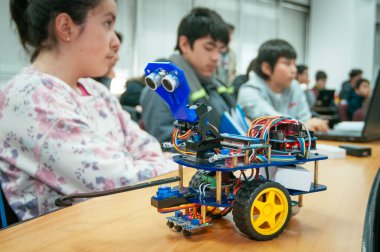 Santiago, Şili. 21 Temmuz 2017. Robot laboratuarında bilinmeyen genç öğrenciler.