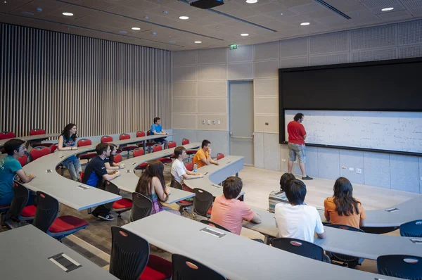 Santiago, Şili. 14 Ocak 2015. Şili Mühendislik Fakültesi. Mühendislik öğrencileriyle modern sınıf.