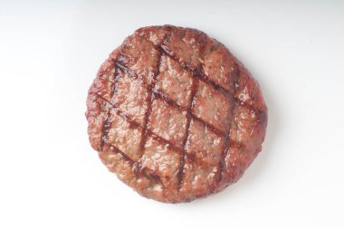Grafik tasarımı için beyaz arka planda ızgara sığır burger.