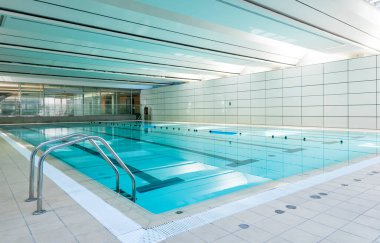 modern ısıtmalı kapalı havuz