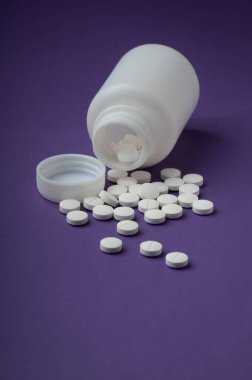 Tıbbi uygulamalarda, broşürlerde, sunumlarda ve yayınlarda grafik tasarımında kullanılacak renk haplarının arka planı. pembe renk