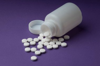 Tıbbi uygulamalarda, broşürlerde, sunumlarda ve yayınlarda grafik tasarımında kullanılacak renk haplarının arka planı. pembe renk