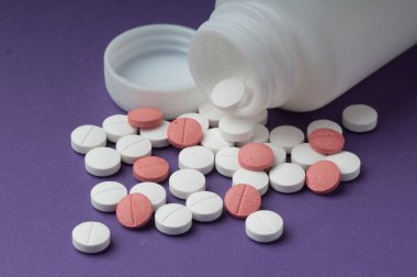 Tıbbi uygulamalarda, broşürlerde, sunumlarda ve yayınlarda grafik tasarımında kullanılacak renk haplarının arka planı. pembe renk