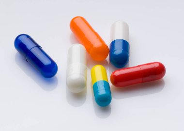 Beyaz arka planda farklı renkli haplar