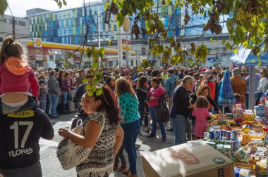 Valparaiso, Şili. 21 Mayıs 2017. 21 Mayıs 'ta Valparaiso Limanı' nda düzenlenen sivil askeri kutlama. Bilinmeyen insanlar geçit törenini bekliyor..