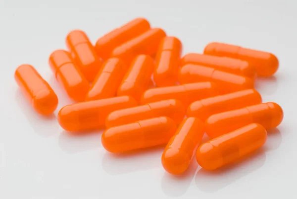 Oranje Gekleurde Pillen Witte Achtergrond — Stockfoto