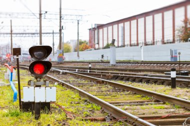 Demiryolu semafor kırmızı parlar