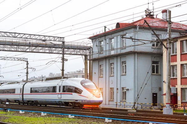 High-speed hybrid-electric train Sapsan — ストック写真