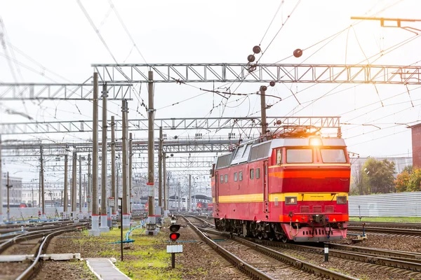 Locomotiv em trilhos ferroviários, Rússia — Fotografia de Stock