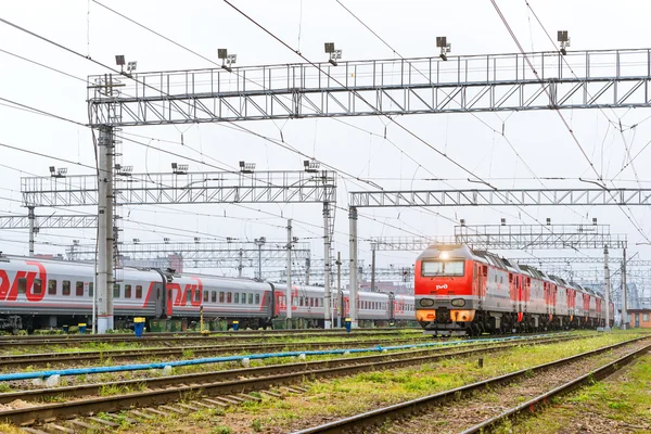 Locomotiv on залізничні колії, Росія — стокове фото