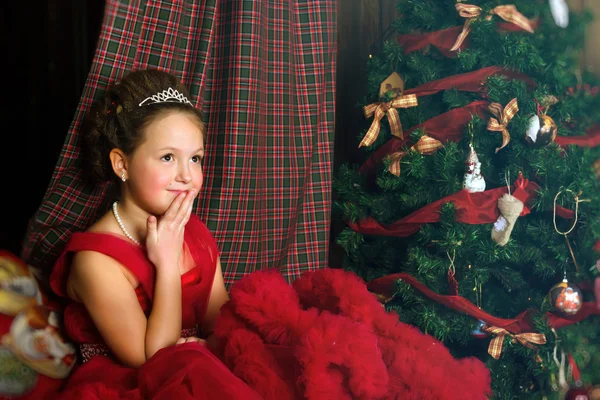 Pensive girl welcomes New Year and Christmas — стоковое фото
