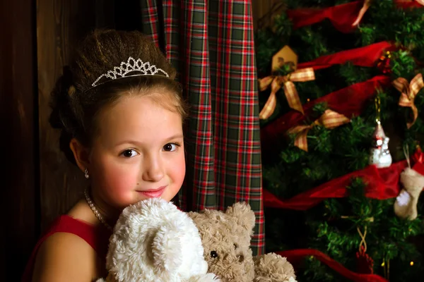 Pequena princesa de Natal, menina abraçando urso de pelúcia — Fotografia de Stock