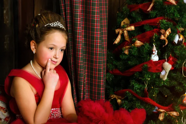 Pensive girl welcomes New Year and Christmas — стоковое фото