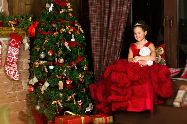 Pequena princesa de Natal, menina abraçando urso de pelúcia — Fotografia de Stock