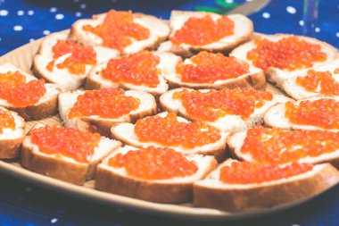 sandviç üzerinde kırmızı havyar