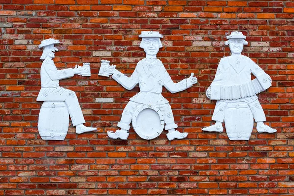 Lithuanian figures of three men with beer — Stock Photo, Image