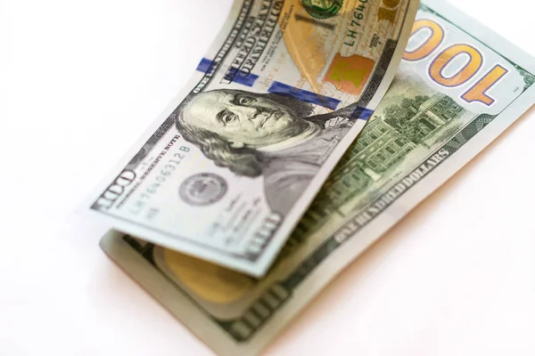 100 dolar, yeni banknotlar 100 dolar değerinde, 2009 serisi. ABD para biriminin zenginlik ve yatırımın sembolü. Amerika Birleşik Devletleri 'nin parası. Seçici odak, arkaplan bulanıklığı