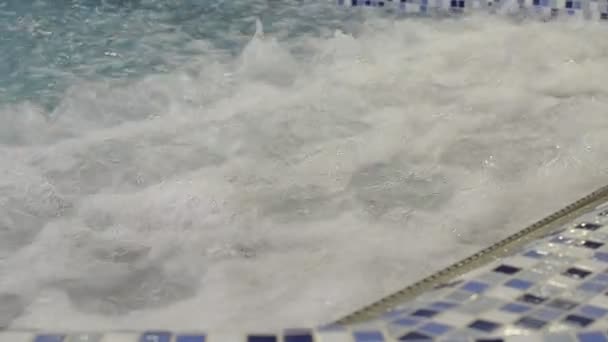 Whirlpool zwischen Schwimmbad und Wellnessbereich — Stockvideo