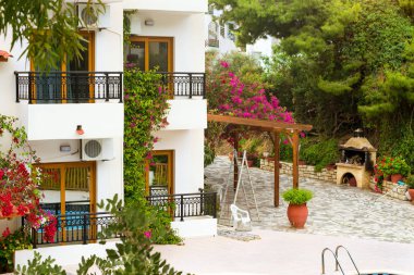Modern ve klasik resort Yunan mimarisi, yeni beyaz yapılandırmacı tarzda bina Cretan kıyı deniz üzerinde duruyor. Tatil Köyü Bali, Rethymno, Crete, Yunanistan