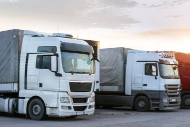 Ağır kamyon römork ile