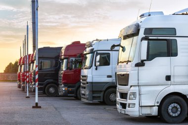 Ağır kamyon römork ile