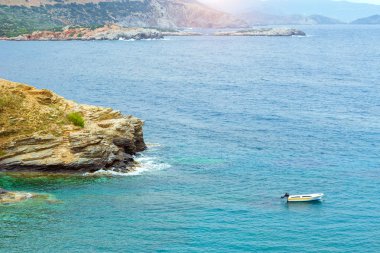 Bali, Crete dalgalar üzerinde sürüklenen boş Motorlu tekne