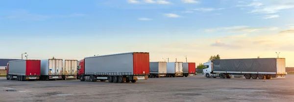 Camiones pesados con remolques — Foto de Stock