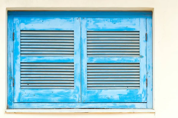 Mavi ahşap pencere kepenkleri. Bali, Crete